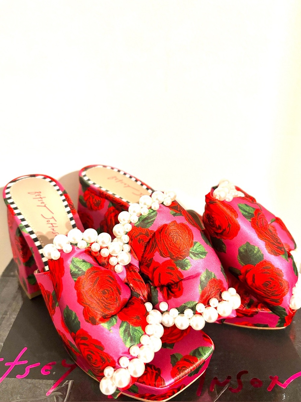 Betsey Johnson Mely Platform Sandal size 8 Roses and Pearls Pink Puff Heart